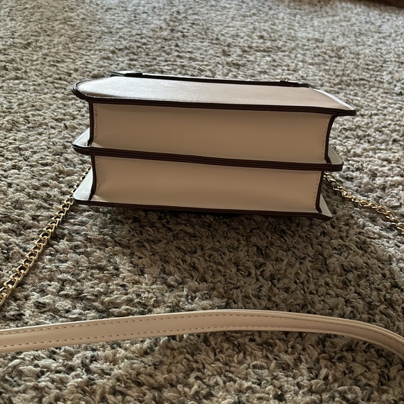 Apricot colored small square crossbody chain strap bag - Picture 7 of 8